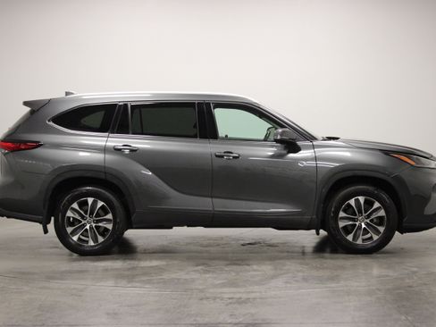Used 2022 Toyota Highlander XLE AWD/4WD image 9