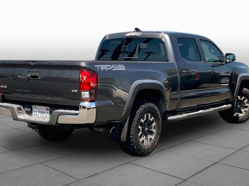 Used 2018 Toyota Tacoma TRD Off-Road AWD/4WD image 11