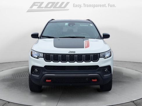 Used 2025 Jeep Compass Trailhawk AWD/4WD image 3
