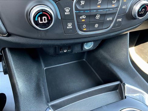 Used 2018 Chevrolet Traverse LT FWD image 16