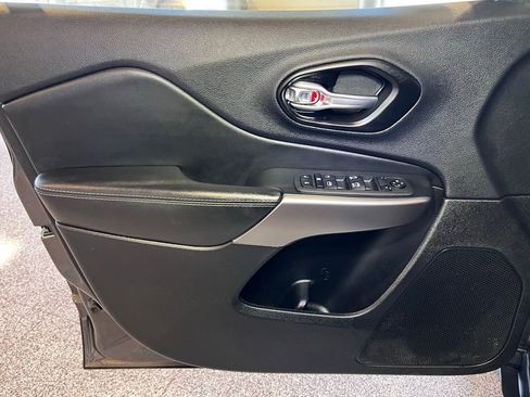 Used 2022 Jeep Cherokee Latitude Lux w/ Sun & Sound Group image 22