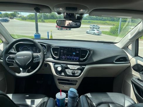 Used 2023 Chrysler Pacifica Touring-L w/ Uconnect Theater Family Group AWD/4WD image 5