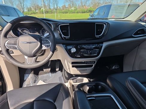 Used 2024 Chrysler Pacifica Touring-L image 14