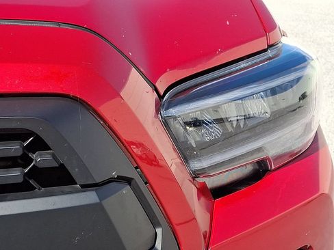 Used 2021 Toyota Tacoma SR5 AWD/4WD image 12