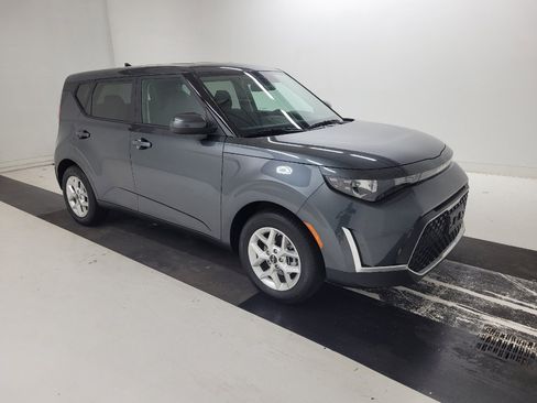 Used 2025 Kia Soul LX w/ LX Technology Package FWD image 11