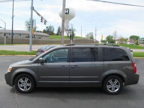 Used 2010 Dodge Grand Caravan SXT FWD image 2