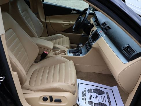 Used 2008 Volkswagen Passat VR6 FWD image 23