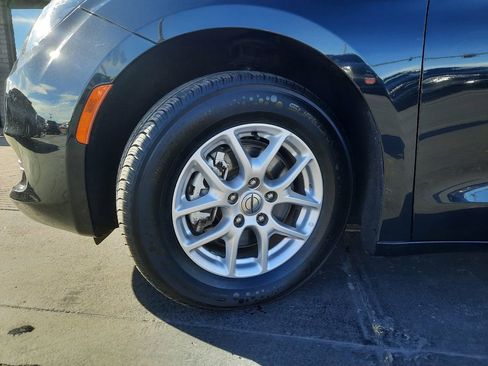 Used 2023 Chrysler Voyager LX image 20