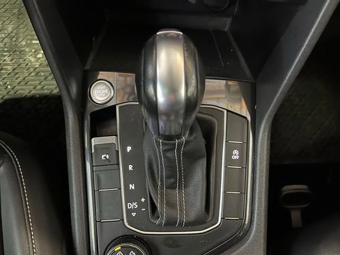 Used 2021 Volkswagen Tiguan SE w/ Panoramic Sunroof Package image 17