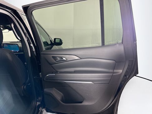 Used 2025 Chevrolet Traverse LT image 32