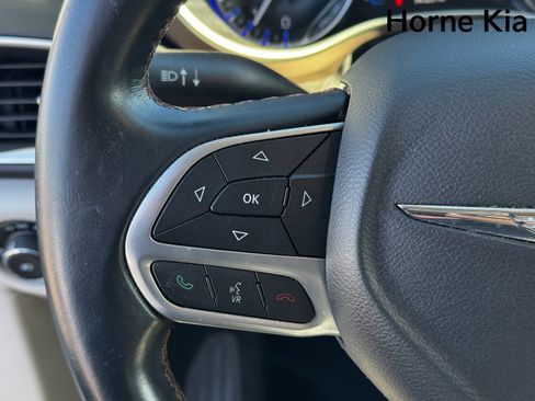 Used 2017 Chrysler Pacifica Touring-L image 18