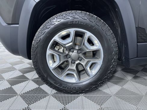 Used 2019 Jeep Cherokee Trailhawk w/ Cold Weather Group AWD/4WD image 27
