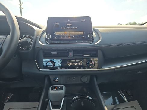 Used 2025 Nissan Rogue SV w/ SV Premium Package FWD image 25