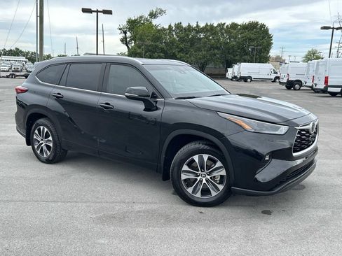 Used 2023 Toyota Highlander XLE FWD image 1