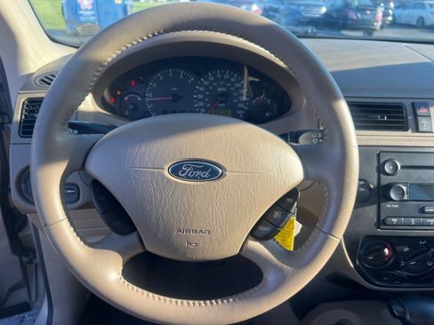 Used 2006 Ford Focus ZX4 Sedan FWD image 25