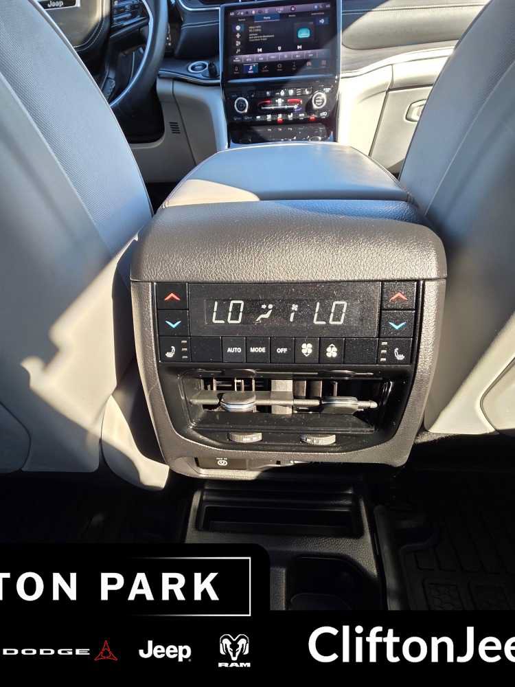 Used 2021 Jeep Grand Cherokee L Overland w/ Luxury Tech Group IV AWD/4WD image 20