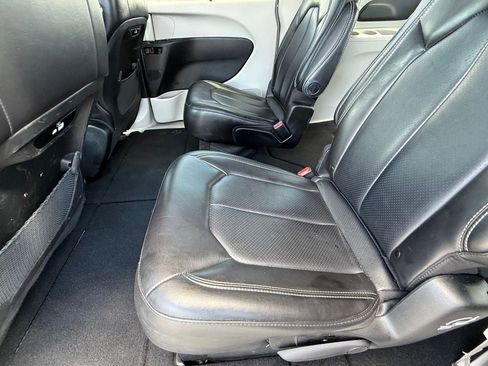 Used 2023 Chrysler Pacifica Touring-L FWD image 13