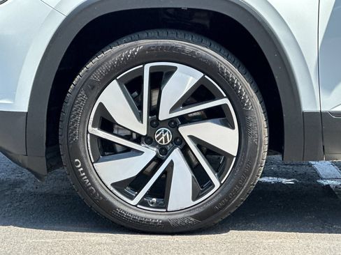 Used 2024 Volkswagen Atlas SE AWD/4WD image 24