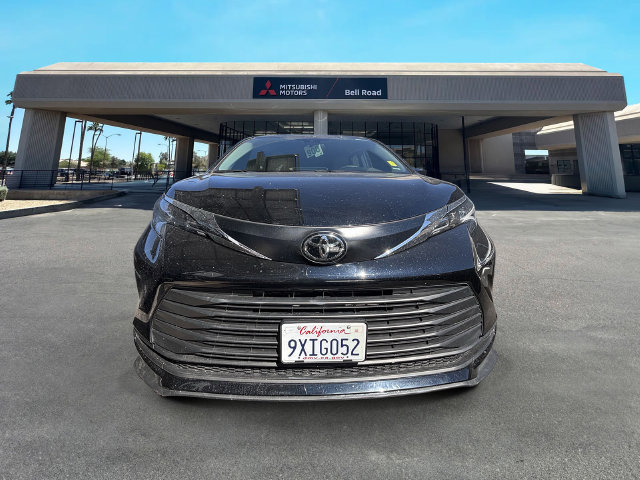 Used 2026 Toyota Sienna LE FWD image 2