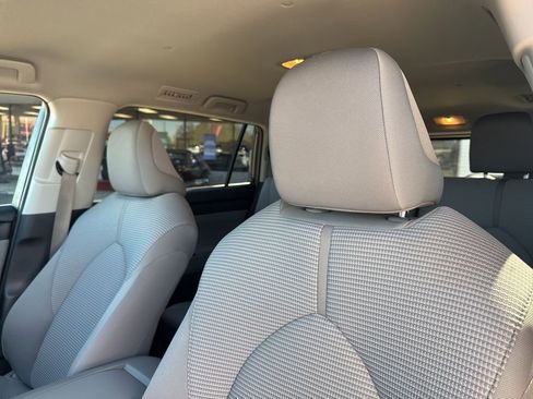 Used 2024 Toyota Highlander LE image 19
