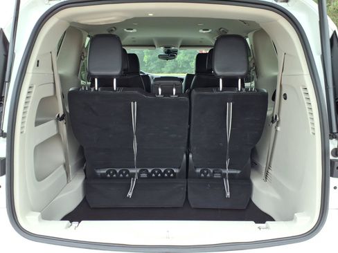 Used 2024 Chrysler Pacifica Touring-L FWD image 12