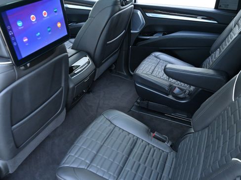 Used 2025 Cadillac Escalade ESV Premium Luxury Platinum AWD/4WD image 13