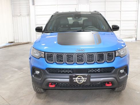 Used 2025 Jeep Compass Trailhawk image 3