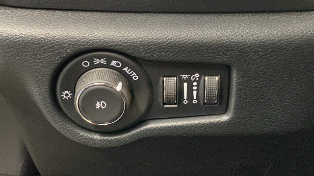 Used 2025 Chrysler Pacifica Select AWD/4WD image 31