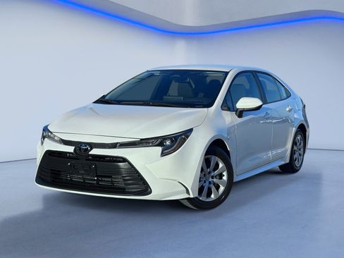 Used 2024 Toyota Corolla LE image 2