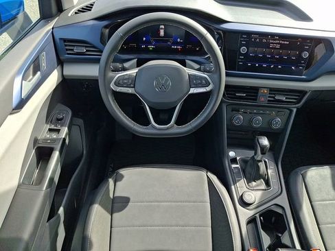 Used 2022 Volkswagen Taos SE w/ Panoramic Sunroof Package AWD/4WD image 11