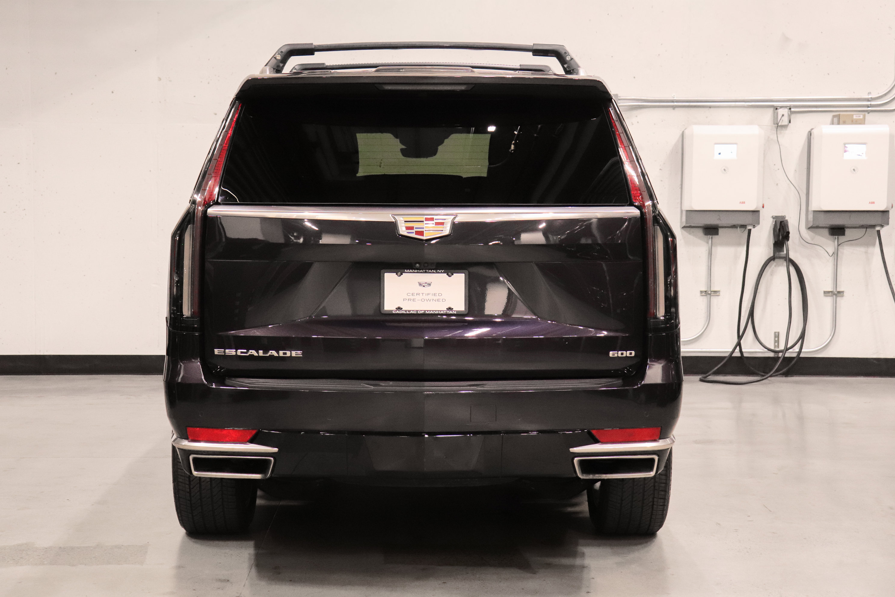 Certified 2023 Cadillac Escalade ESV Premium Luxury AWD/4WD image 4