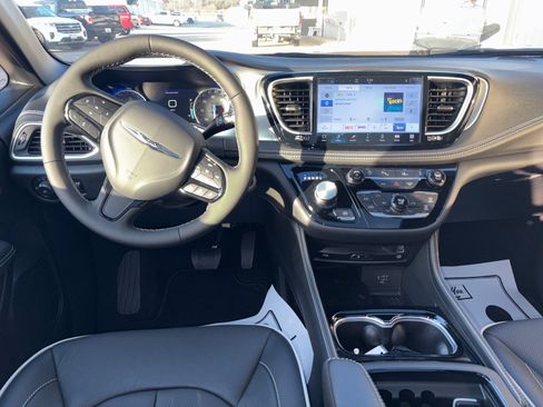 New 2026 Chrysler Pacifica Limited w/ Uconnect Theater Family Group image 7