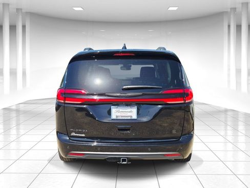 Used 2024 Chrysler Pacifica Touring-L w/ Road Tripper Package FWD image 4