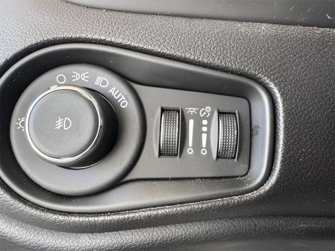 Used 2015 Jeep Renegade Latitude w/ Popular Equipment Group image 28