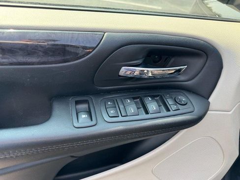 Used 2019 Dodge Grand Caravan SE w/ UConnect Hands-Free Group FWD image 17