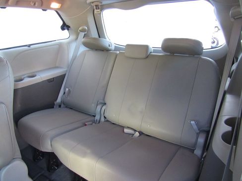 Used 2016 Toyota Sienna XLE w/ XLE Navigation Package FWD image 17