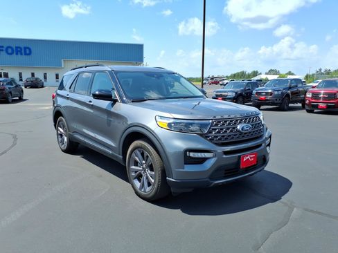 Used 2024 Ford Explorer XLT w/ Equipment Group 202A AWD/4WD image 8