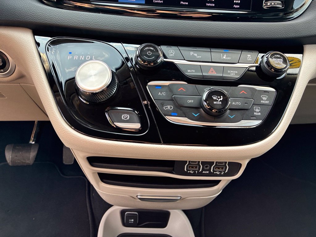 Used 2024 Chrysler Pacifica Touring-L FWD image 19