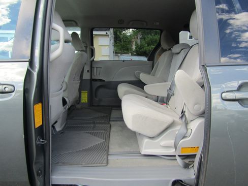 Used 2013 Toyota Sienna LE w/ Towing Pkg FWD image 19