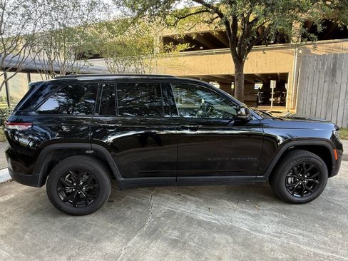 Used 2024 Jeep Grand Cherokee Altitude RWD image 7