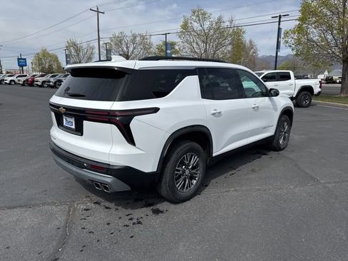 Used 2026 Chevrolet Traverse LT image 4