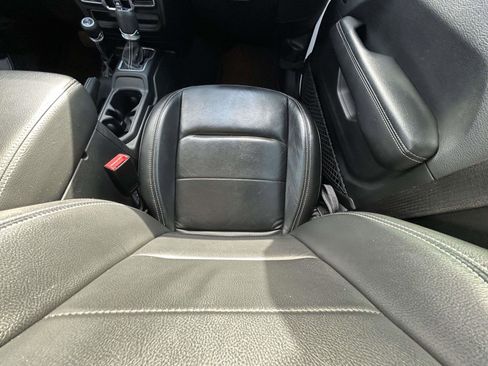 Used 2018 Jeep Wrangler Unlimited Sahara image 14