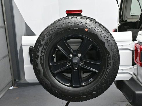 Used 2022 Jeep Wrangler Unlimited Sahara AWD/4WD image 33