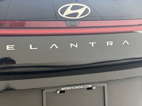 Used 2025 Hyundai Elantra Hybrid FWD image 11