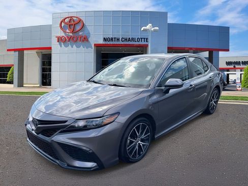 Used 2021 Toyota Camry SE image 6