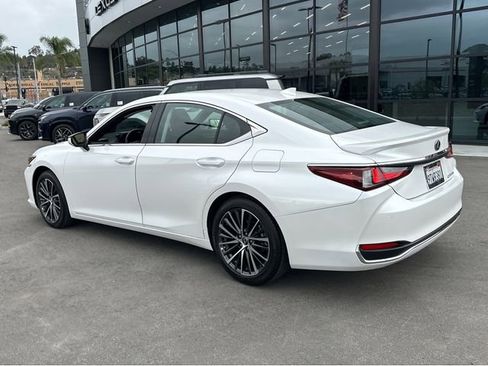 Certified 2025 Lexus ES 300h w/ Premium Package image 4