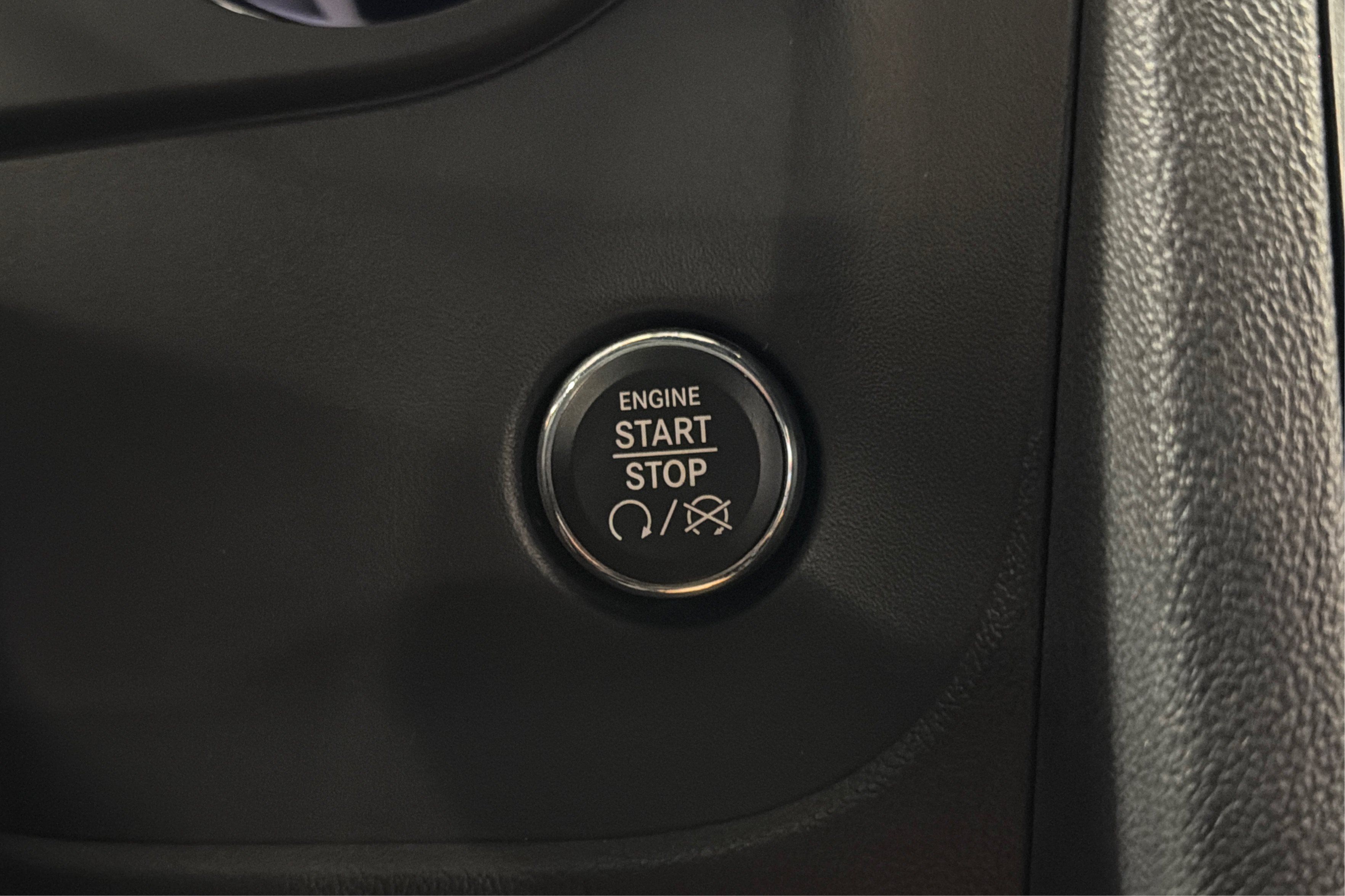 Used 2014 Dodge Challenger R/T RWD image 31