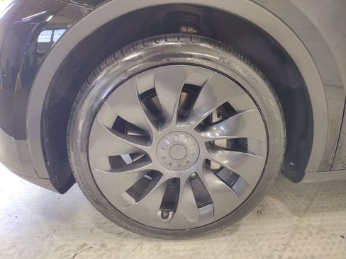 Used 2023 Tesla Model Y Long Range AWD/4WD image 5