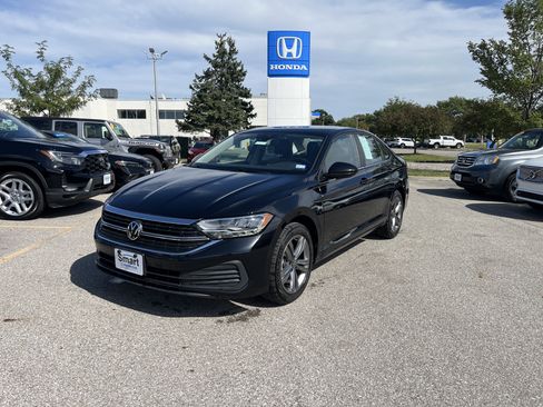 Used 2024 Volkswagen Jetta SE FWD image 1