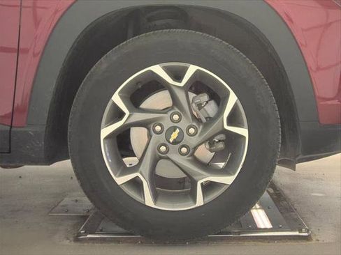 Used 2025 Chevrolet Trax LT w/ LT Convenience Package image 26